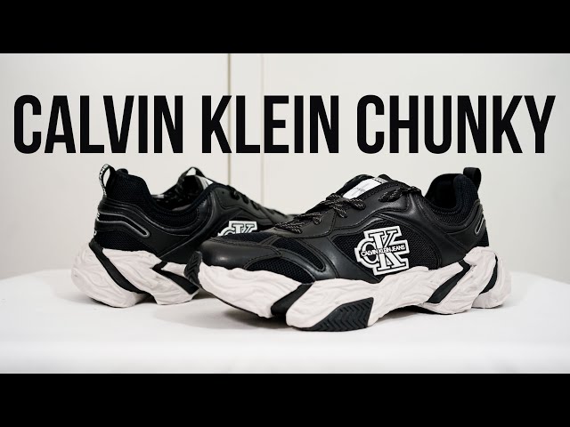 Vídeo relacionado con Calvin Klein Jeans Sneaker con Suela Cupsole para Hombre con Logo Tipo, Negro (CK Black/Bright White), 44