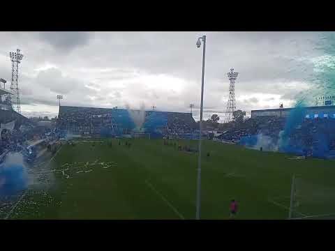 "El recibimiento de los hinchas del Tomba" Barra: La Banda del Expreso &bull; Club: Godoy Cruz &bull; País: Argentina