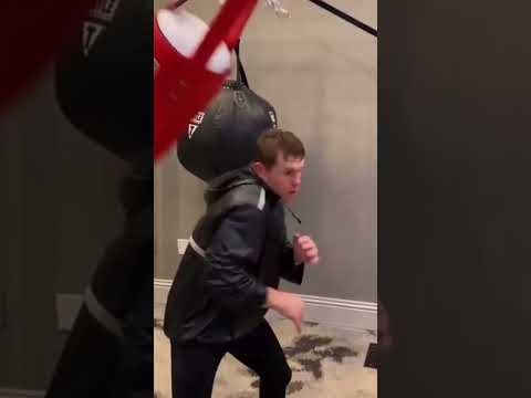 Canelo working slipping skills #boxing #boxingtraining  #combatsport