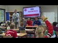 Leerlingen vragen voetbalprofs Almere City FC hemd van het lijf