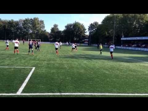 Hoogland-Zouaven: Thomas schiet op doel, maar de keeper heeft alles in de hand.