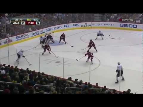 Mike Smith flashes the leather (03/31/2012)