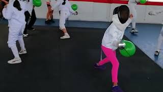 Los niños (as) en un entrenamiento divertido y diferente de esgrima