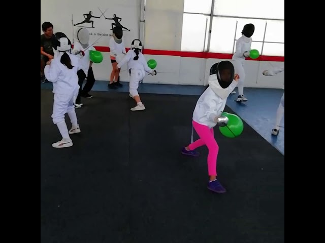 Vídeo relacionado con BCOATH 4 Piezas Espadas de Espuma Seguras para Entrenamiento de Esgrima Juguetes de Combate Suaves y Coloridos para Actuaciones Infantiles