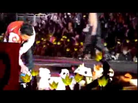 Seungri collecting stuffed animals at Alive Tour NJ 121109.