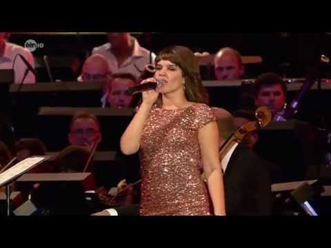 Lady Linn & Lola (007 in concert)