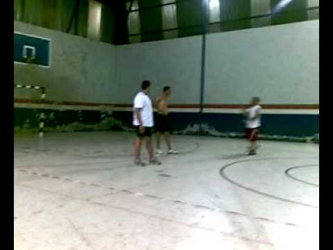 três contra um na peteca!