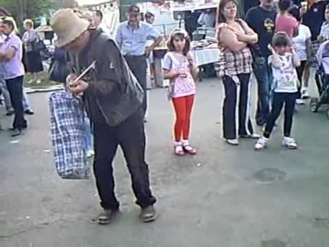 un MOS RUPT IN GURA DE BEAT