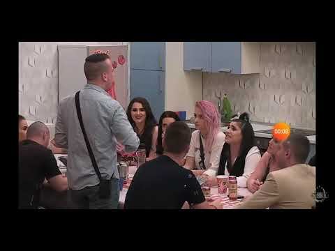 NOVAJLIJE - MARKO SE HVALI KAKO SU SANDRA I BILJANA ODLIJEPILE ZA NJIM KAD SU GA VIDJELE U TUŠ KABIN