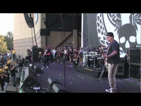 Sublime with Rome - "Santeria" live at Smoke Out Fest 2009