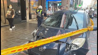 【車禍影片】頭暈撞上人行道，1死2傷（2024.08.14 台北市松山區南京東路四段