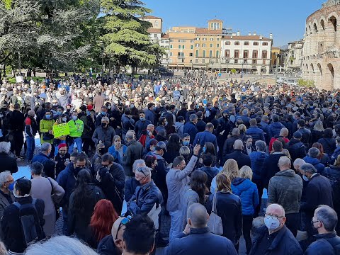 In centinaia in Piazza Bra a Verona per protestare contro le restrizioni del governo