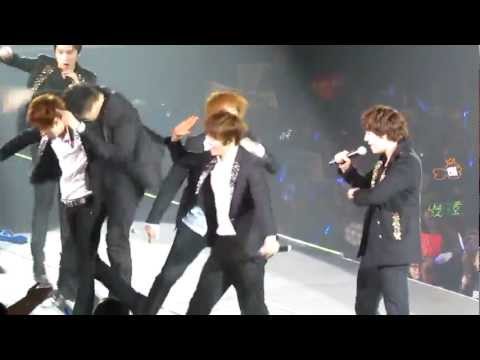 Super junior dancing to Miracle. Donghae being left behind and confused
