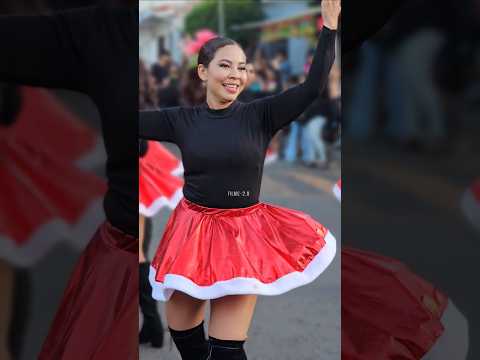 Bella cachiporrista salvadoreña en San Julian #desfiles #bandasdepaz #sonsonate #bailarina #belleza