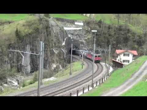 INCROCIO DI MERCIONI A WASSEN (CH) GOTTHARDBAHN.25 - 4 - 2015.