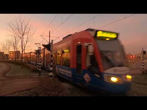 Knetterende panto's: ijs aan de bovenleiding / eerste trams van de dag op lijn 19.