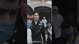 Download lagu I saw Zhang Zhehan does not look happy on this video. What's causing him looking like that! Poor boy mp3