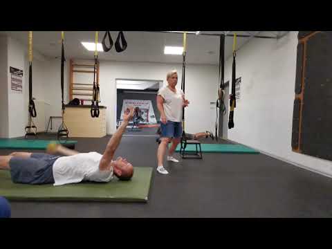 Suchá příprava pro plavání: Obrácený aut jednoruč z lehu | Radim Jebavý pro blog arenashop.cz