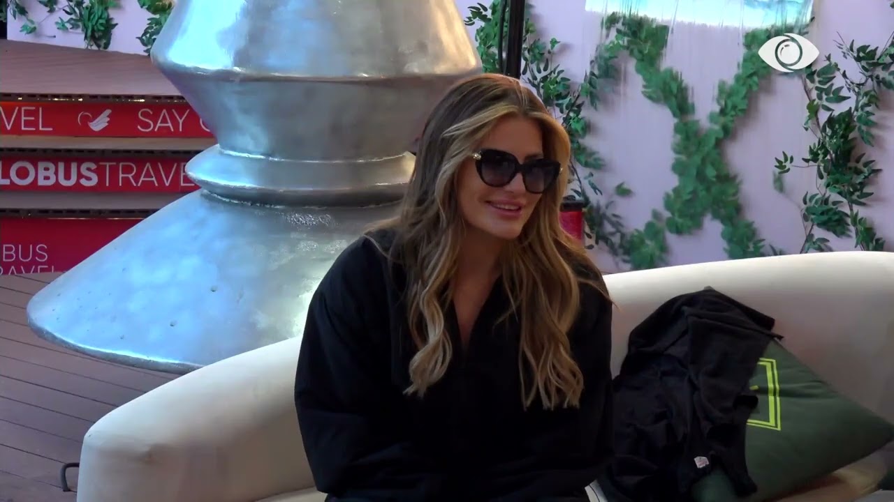 “Turp kush e dëgjon miss plazhi…”/ Ola-Valbonës gjatë diskutimit, Mikela pozon para saj