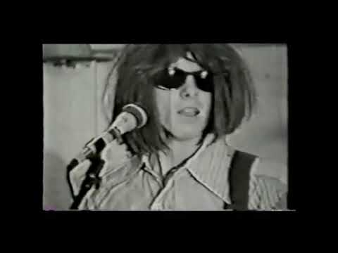R.E.M. 1983-09 - 'I Got You Babe' (from the unreleased 'Just Like A Movie')