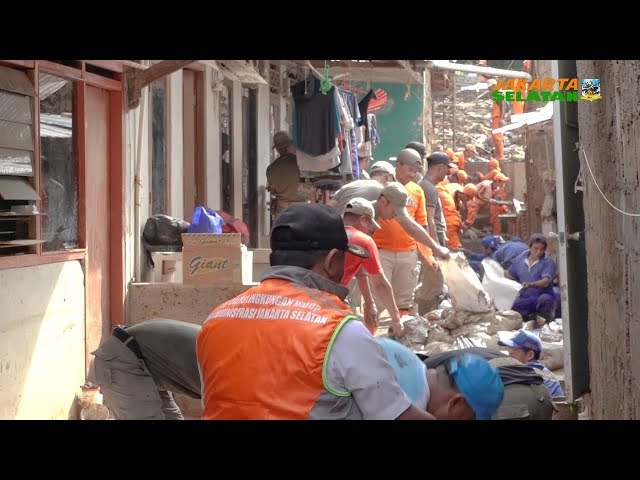 Bersih bersih Pasca Banjir di Kampung Lobang Pengadegan
