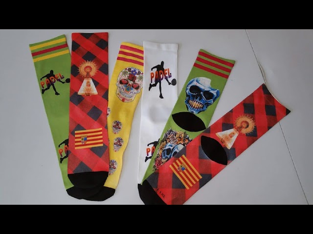 Vídeo relacionado con OXUM Calcetines Atenas- Calcetines deportivos personalizables con Nombre, Número, escudo y nombre de tu equipo. Personaliza para running, fútbol, baloncesto, tenis