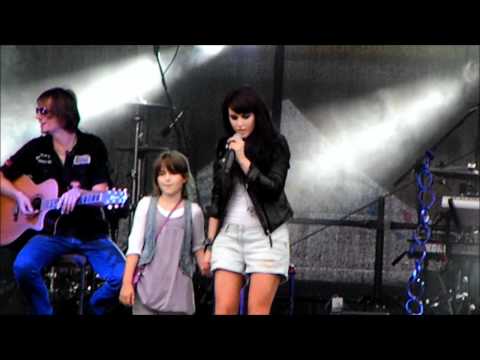 Ewa Farna śpiewa "100 lat" dla Amelii