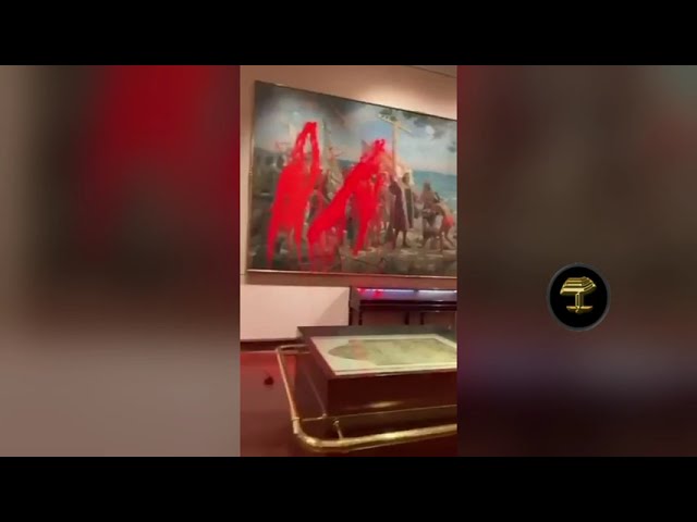 Activistas ambientalistas de Futuro Vegetal lanzaron pintura roja a un cuadro de Cristóbal Colón