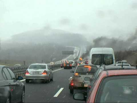 Unfall auf der Autobahn - Auto brennt