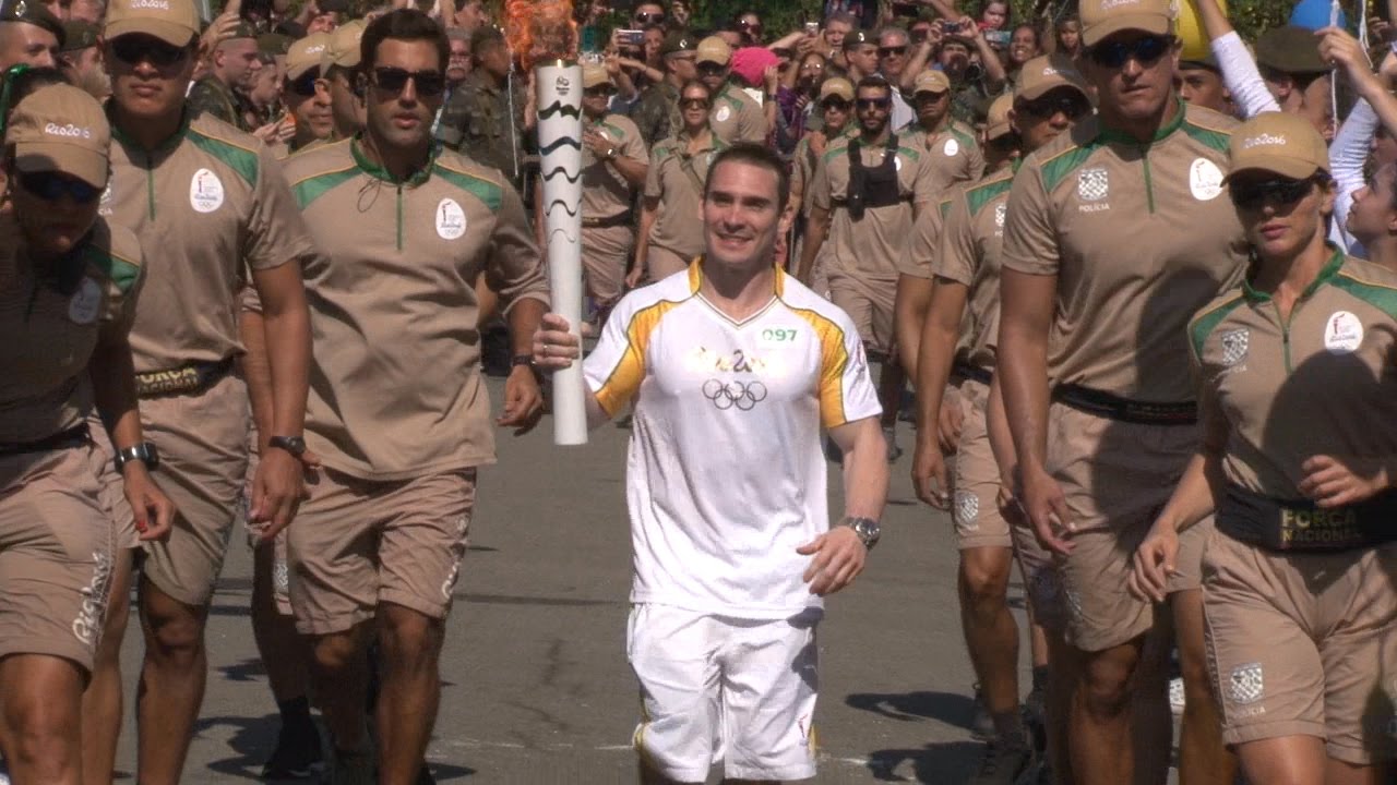 Arthur Zanetti carrega a tocha em São Caetano