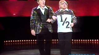 PAUL WILLIAMS &amp; ANDY WILLIAMS Sing &quot;Short People&quot; In New Orleans, 1978
