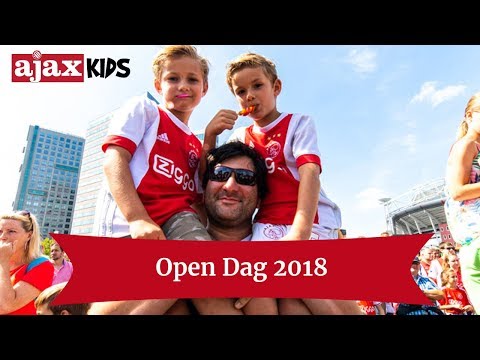 Presentator Wessel checkt wat er te doen is tijdens de Ajax Open dag 2018!