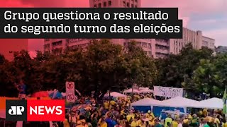 Manifestantes protestam em frente ao palácio Duque de Caxias no RJ