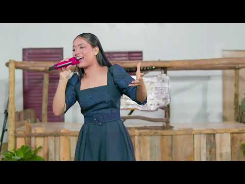 Wellita louvando ao Senhor no Culto na Roça