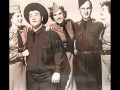 The Andrews Sisters - Beer Barrel Polka (Roll Out ...