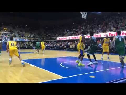 Buzzer beater dunk of Bryan Randle