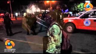 preview picture of video 'Policía Federal Desaloja bloqueo de maestros en zona diamante de Acapulco'