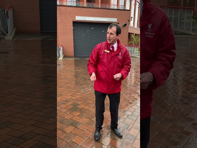 Vídeo relacionado con Liverpool FC - Banderín This Is Anfield Diseño Mini (Talla Única) (Rojo, Blanco, Amarillo)