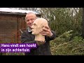 Hans vindt een hoofd in zijn achtertuin en heeft nu heel veel vragen