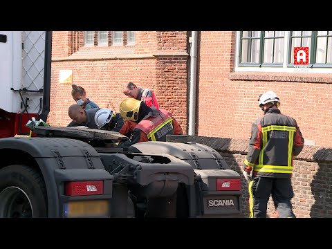 Fietsster belandt onder vrachtwagen in Koudekerk aan den Rijn