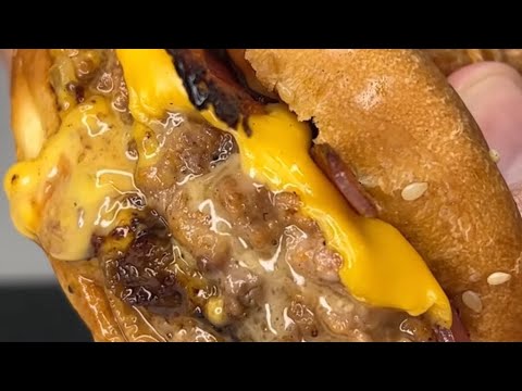 THE JUICIEST BURGER 🍔 #shorts