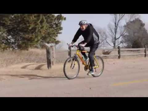 Ao enfrentar forte vento homem faz ‘moonwalk’ de bicicleta