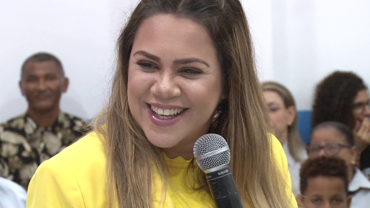 Sarah Farias na Igreja Mundial - Serrinha - BA