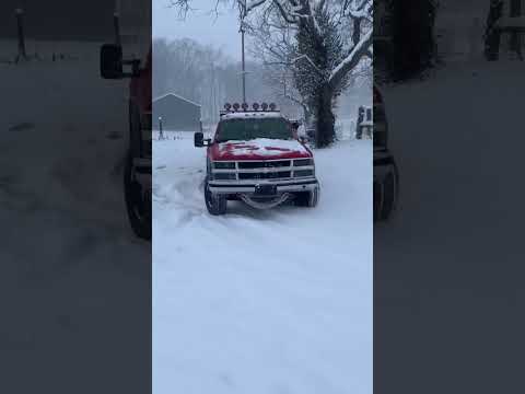 Kentucky snow K 3500 Chevy 454 Was out helping people Take both of us to pull out this f450