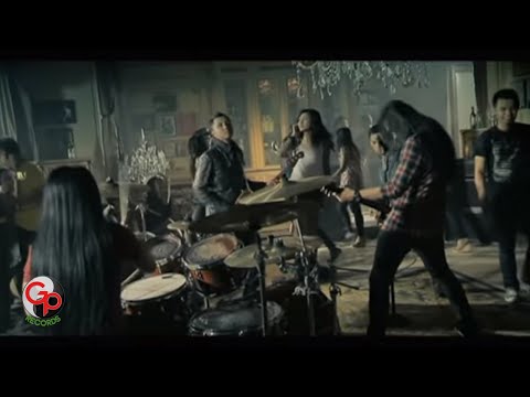 Andra And The Backbone - Cliche (Official Music Video)