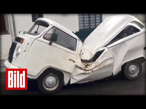 VW-Bus fährt trotz Knick immer weiter und weiter und weiter