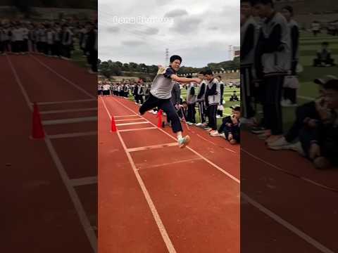 Cậu Học Sinh Thi Nhảy Xa