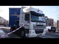 Vrachtwagen rijdt op bol en dreigt om te vallen