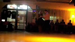 Daniele Calà & Graziella Pulvirenti bailando un tango en Milonga 10 (Buenos Aires)