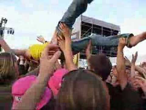 Crowdsurfing Pinkpop 2008